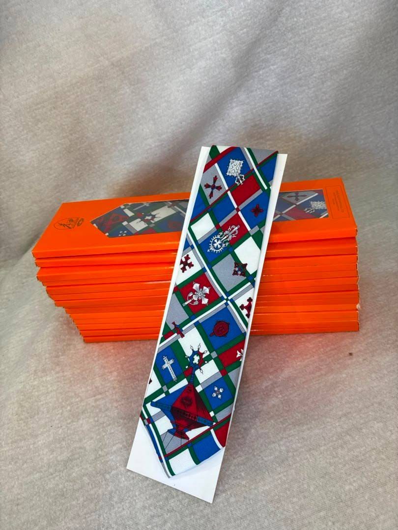 Endemic Flower Tie